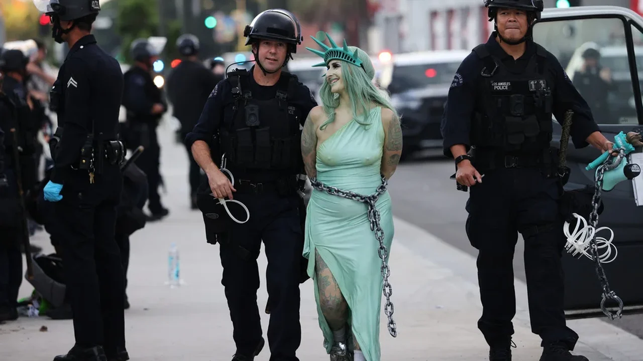 Dezenas de pessoas foram presas por não dispersarem após manifestação 'Sem Reis' em Los Angeles