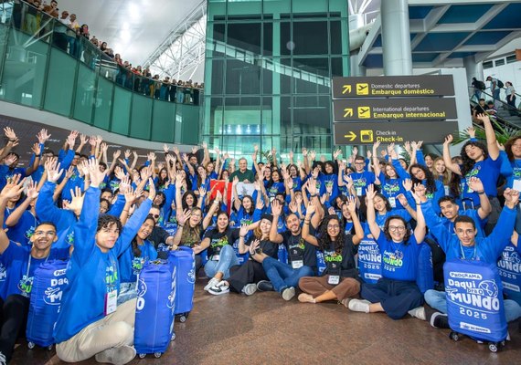 Cem estudantes da rede estadual embarcam para intercâmbio na Inglaterra