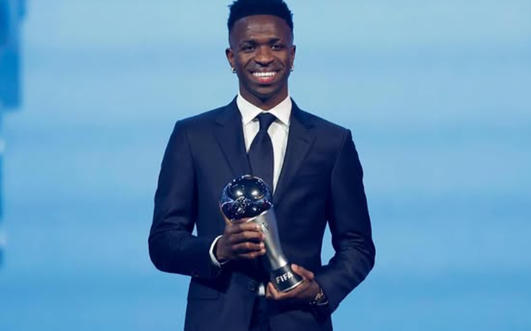 Vini Jr. celebra título e prêmio de melhor do mundo: 'Minha luta é maior que os prêmios'