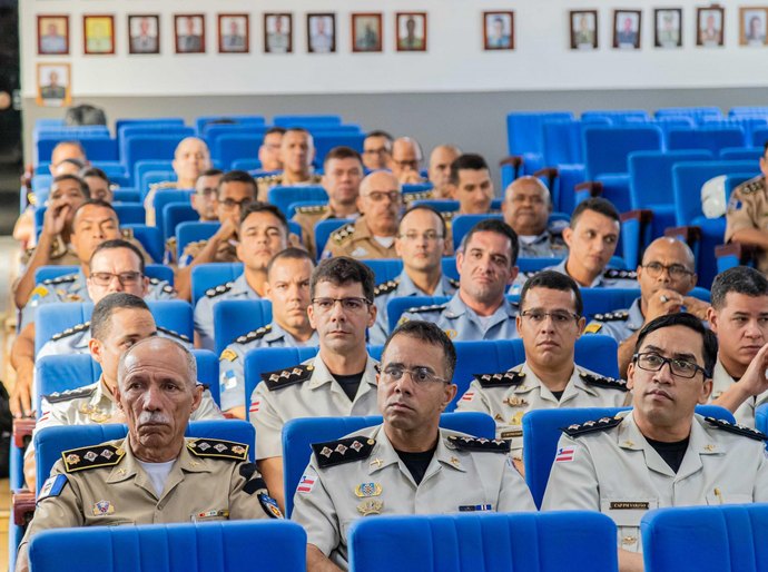 Comandante Paulo Amorim ministra palestra para alunos do Curso de Aperfeiçoamento de Oficiais
