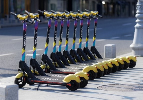 Após acidentes, patinetes elétricos de aluguel são retirados de Paris