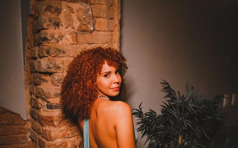 Alagoana Lavy Menezes canta Marisa Monte em especial no Som do Beco, Jaraguá