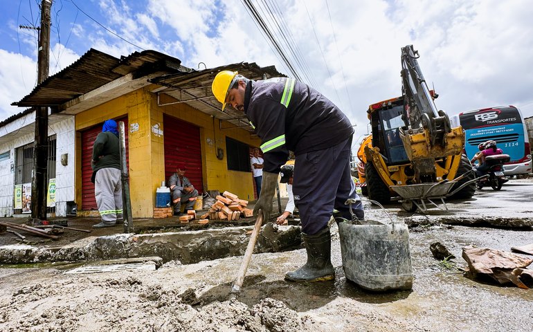 Infraestrutura reconstrói tubulação de drenagem no Tabuleiro