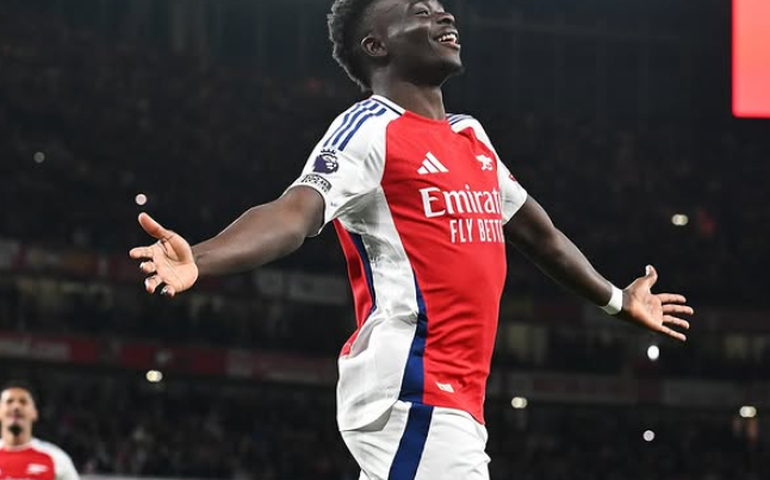 Saka marca após longa ausência dos gramados, Arsenal bate o Fulham e se aproxima do Liverpool
