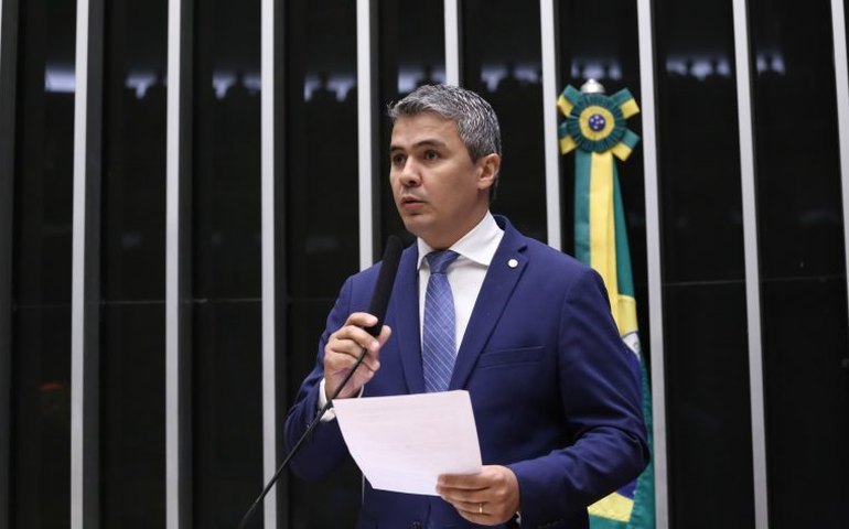 Comissão aprova prazo para renovação de CNH vencida durante estadia no exterior