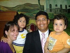 Pastor Toni Santana alegre com a família