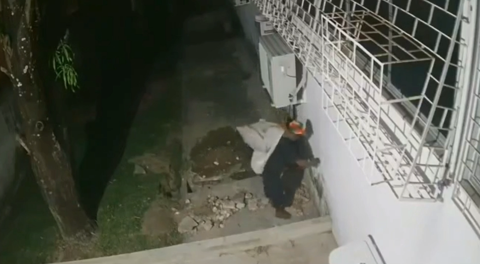 Homem pula muro e tenta depredar sistema de vigilância na UPA Fernando Franco em Aracaju