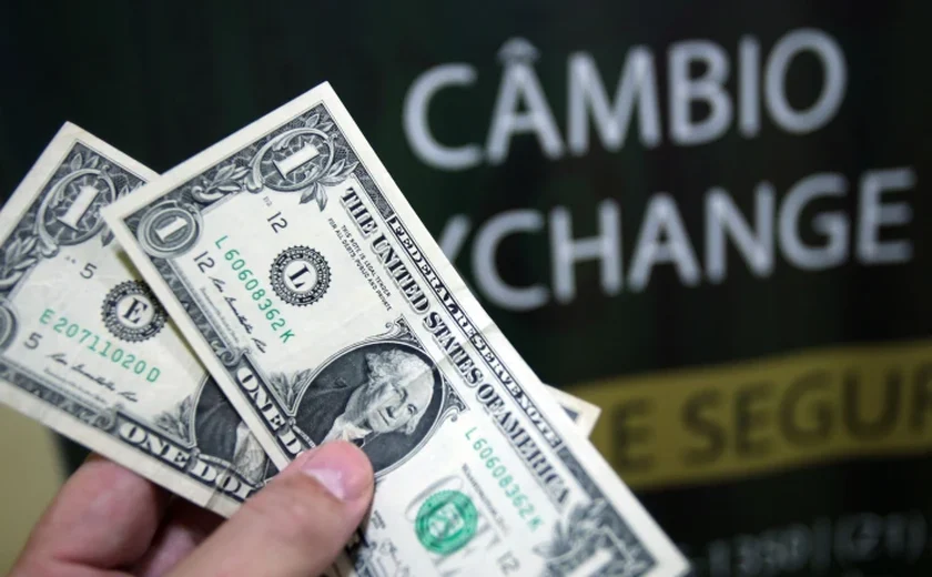 Câmbio médio é a melhor escolha na compra do dólar, diz especialista