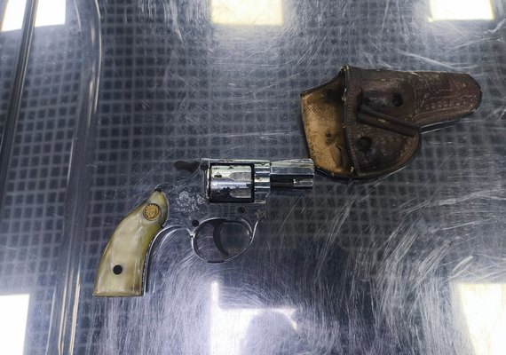 Jovem é flagrado com arma no aeroporto Zumbi dos Palmares
