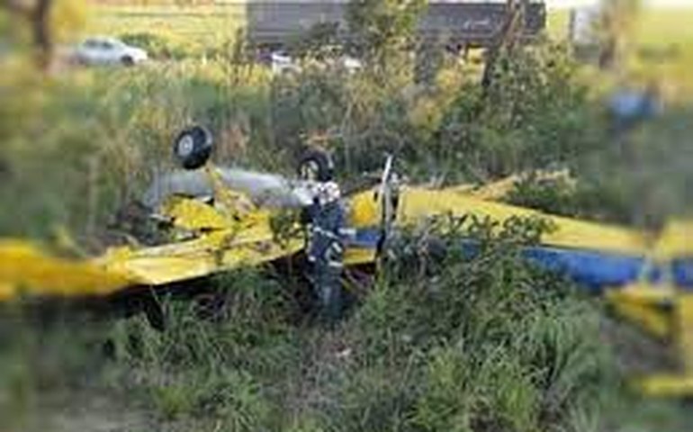 Avião fica de cabeça para baixo após queda no interior de Minas; piloto é resgatado