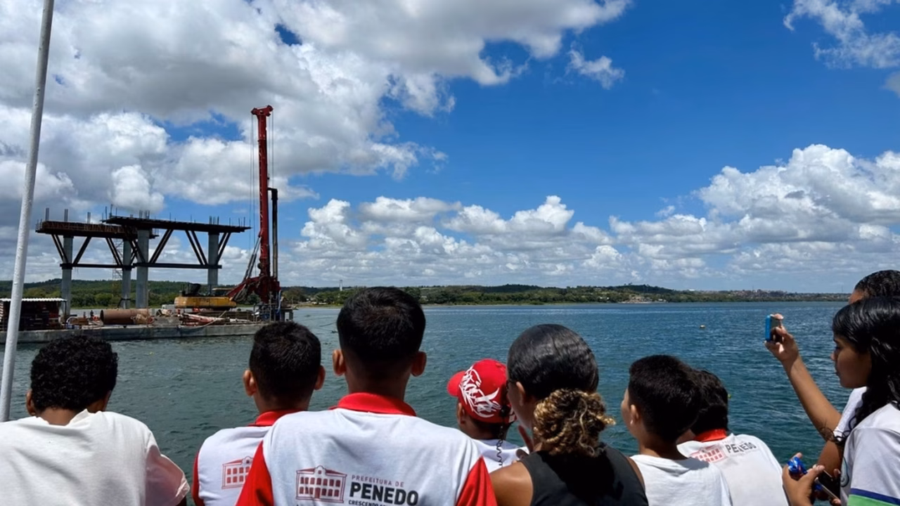 Estudantes conhecem atrativos turísticos e veem de perto a obra da ponte Penedo/Neópolis