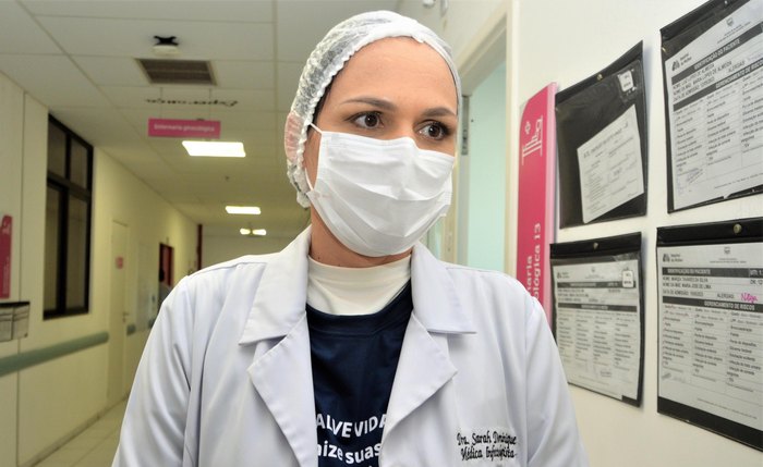 Infectologista diz que os sintomas da mononucleose são febre, aumento dos gânglios, fadiga e faringite