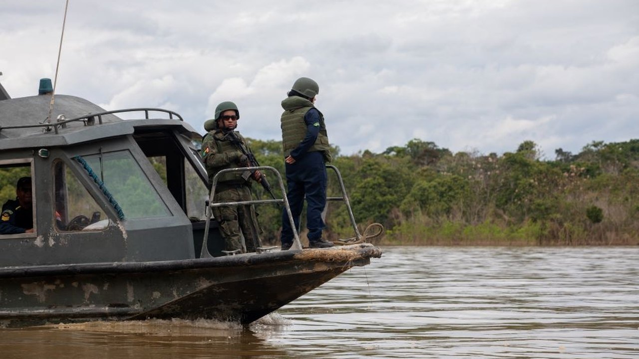 Polícia Federal encontra barco usado por Bruno e Dom submerso na Amazônia
