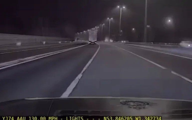 Perseguição policial em alta velocidade atinge 257 km/h e resulta em prisões