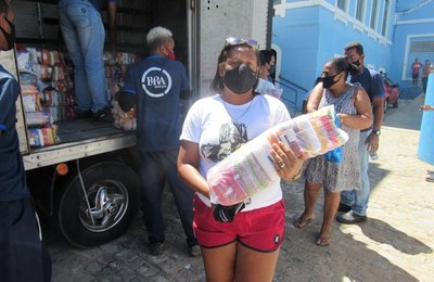 Cestas básicas serão entregues no estacionamento da SMTT nesta quarta-feira (19)