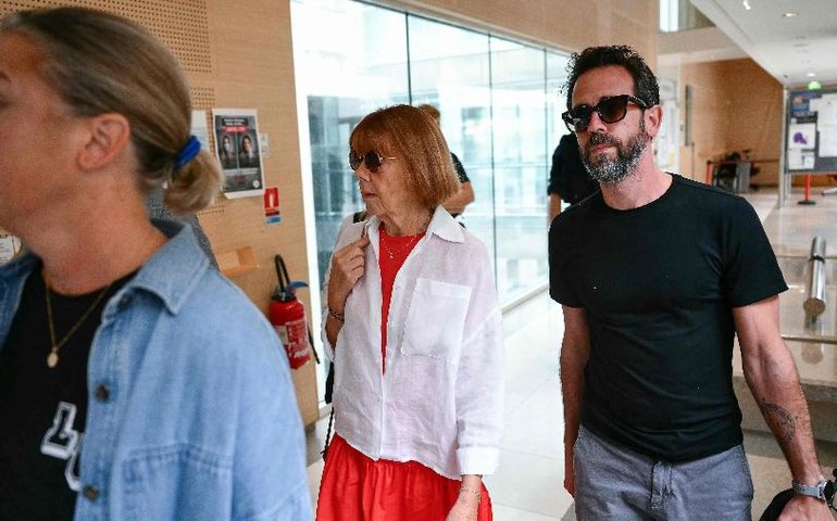 Vídeos de homens acusados ​​de estuprar mulher drogada pelo ex-marido chocam tribunal francês