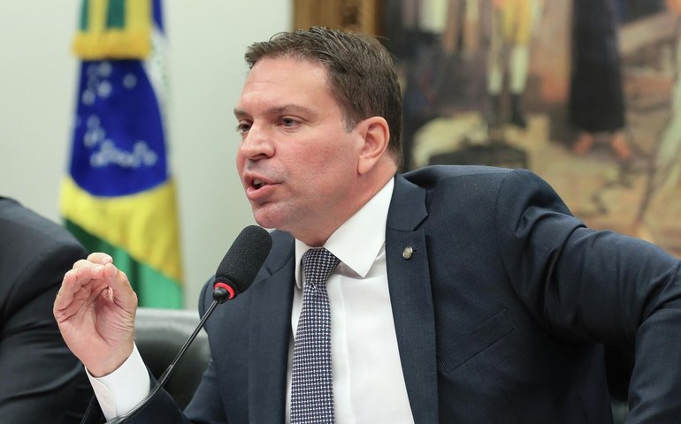 Câmara dos Deputados bloqueia salário de Alexandre Ramagem, foragido nos EUA