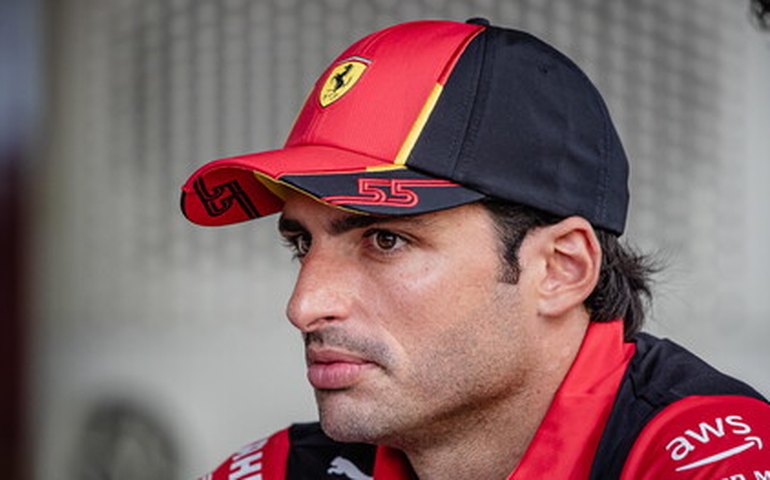 Sainz confira expectativa e crava a pole no GP de Cingapura; Red Bull fica fora do Q3