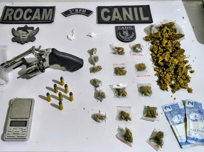 Denúncias levam Polícia Militar a apreender armas de fogo e mais de 3 Kg de drogas em Arapiraca