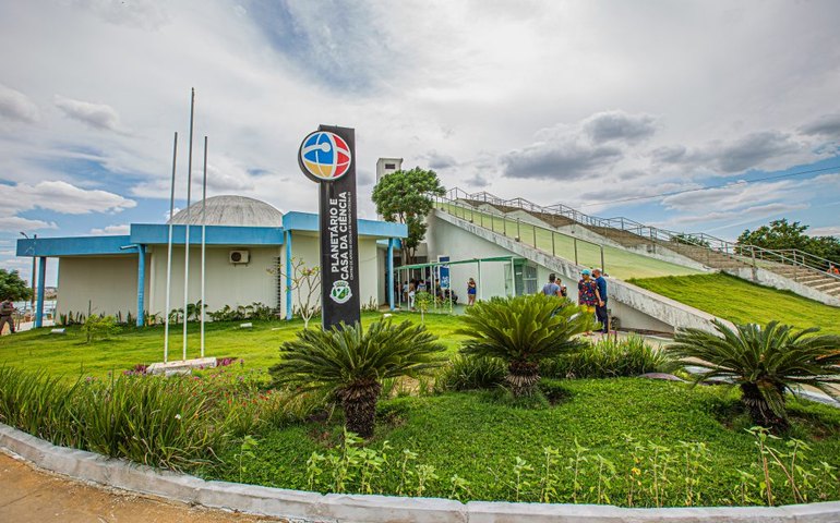 Prefeitura promove oficina de construção de bases e foguetes para professores da Rede Municipal