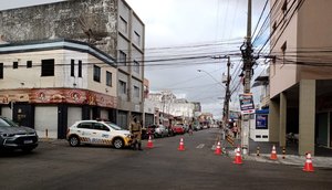 Caminhão derruba fios de energia enquanto transitava no Centro de Aracaju; Avenida está bloqueada / Foto: Foto: SMTT/Divulgação