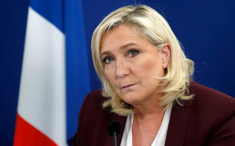 Le Pen fecha posição e encurrala governo e mercados franceses no embate sobre orçamento