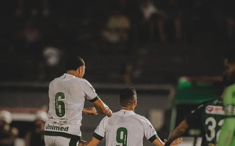 Goiás supera América-MG por 3 a 1 com dois gols de pênalti e estreia com vitória