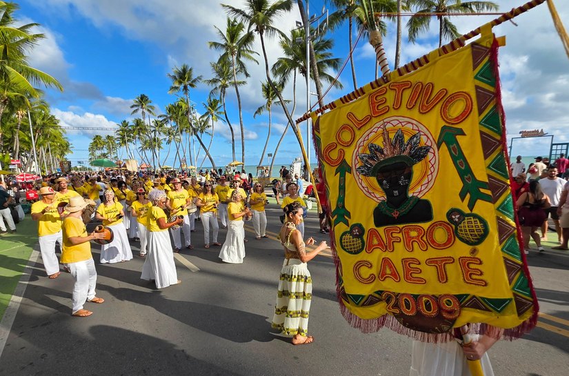 Cortejo Afro celebra a diversidade e reforça o mês da consciência negra na Rua Aberta