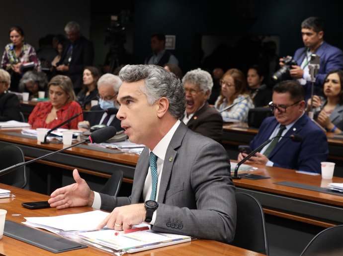 Rafael Brito defende percentual máximo para contratação de professores temporários na rede pública de ensino