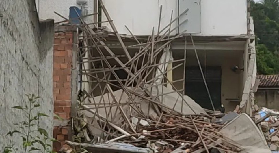 Parte de casa desaba e deixa duas pessoas feridas na Grande Aracaju