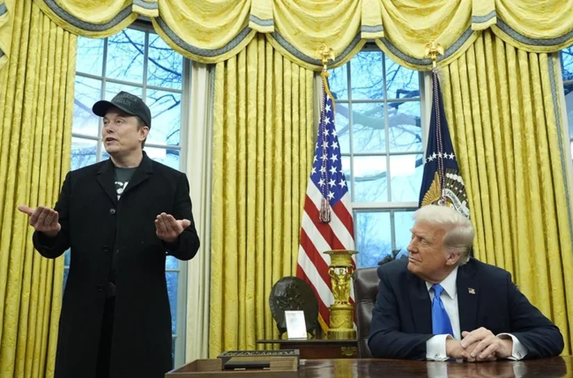 Qual poderia ser a razão por trás da presença contínua de Musk no governo Trump?