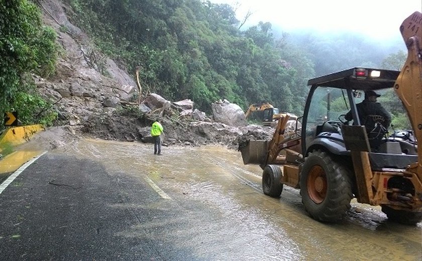 Deslizamento de pedra de 250 toneladas provoca bloqueio total da Mogi-Bertioga