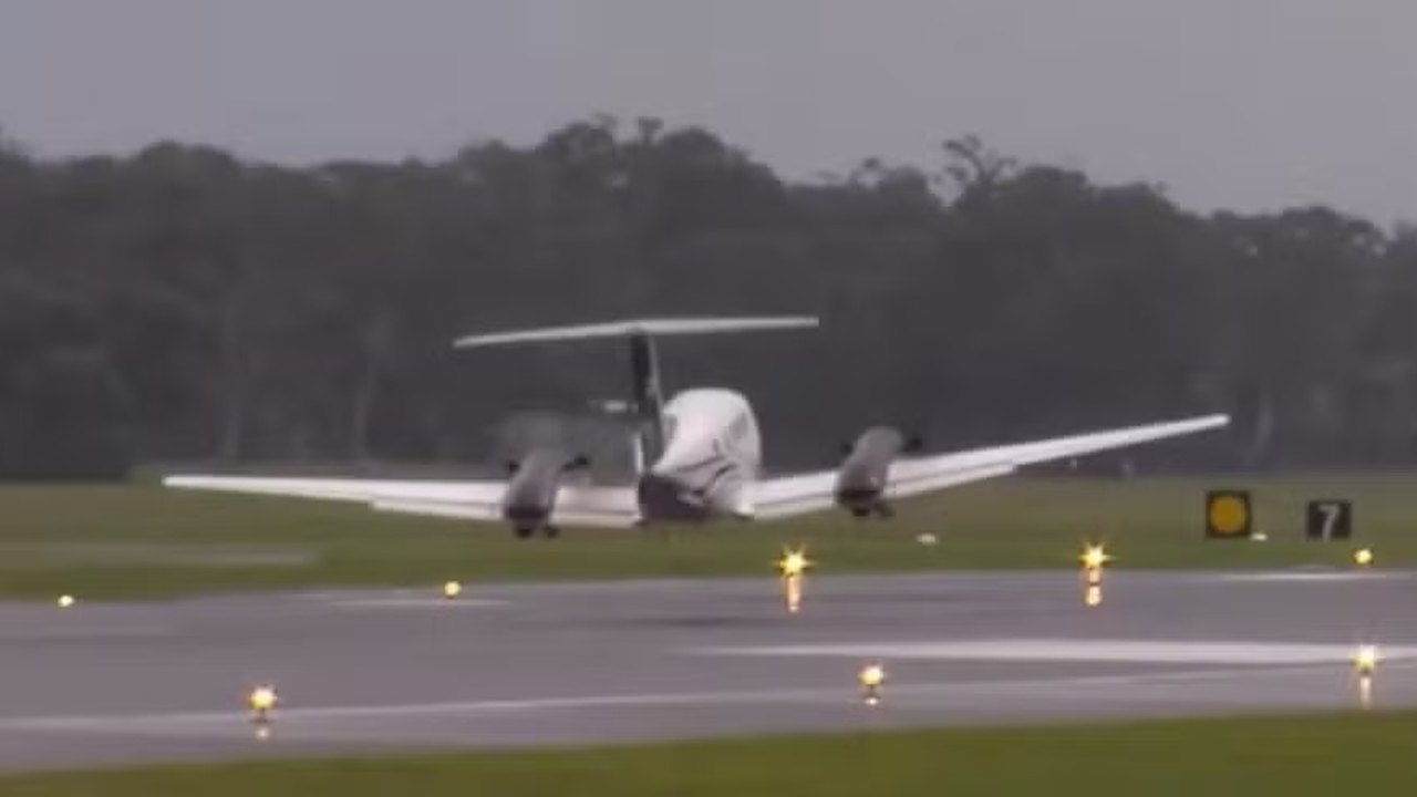 Avião faz pouso emergencial em campo de golfe e quase atinge jogador