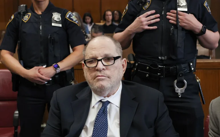 Juiz declara nulo o novo julgamento de Harvey Weinstein por estupro após júri afirmar estar em impasse.