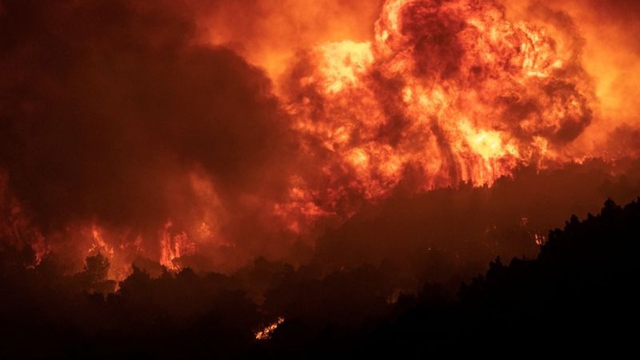 Incêndio florestal na Grécia é o 'maior em solo europeu em anos'