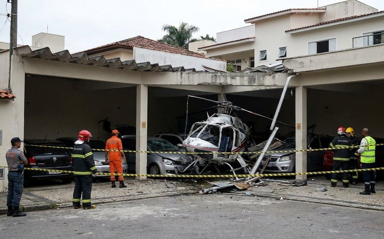 Helicóptero cai e atinge carros em garagem no Recreio dos Bandeirantes