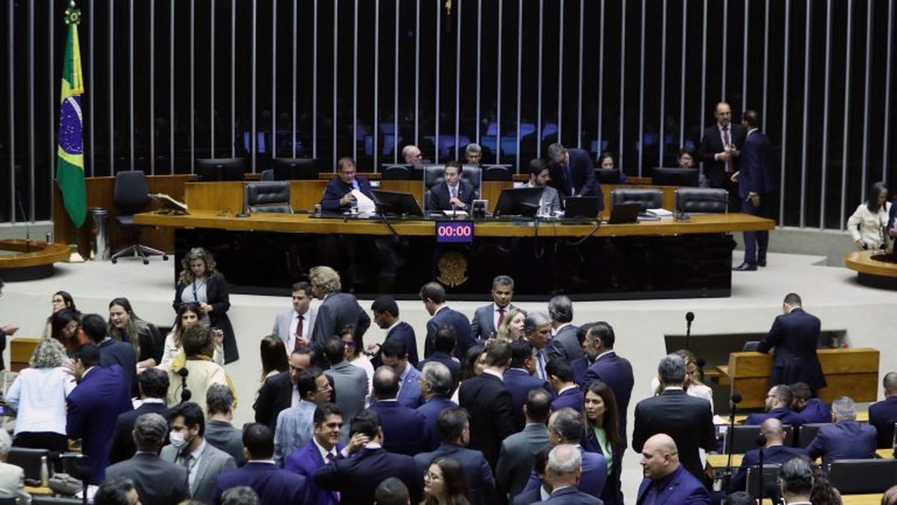 Câmara aprova projeto que suspende trechos de decretos de Lula sobre saneamento