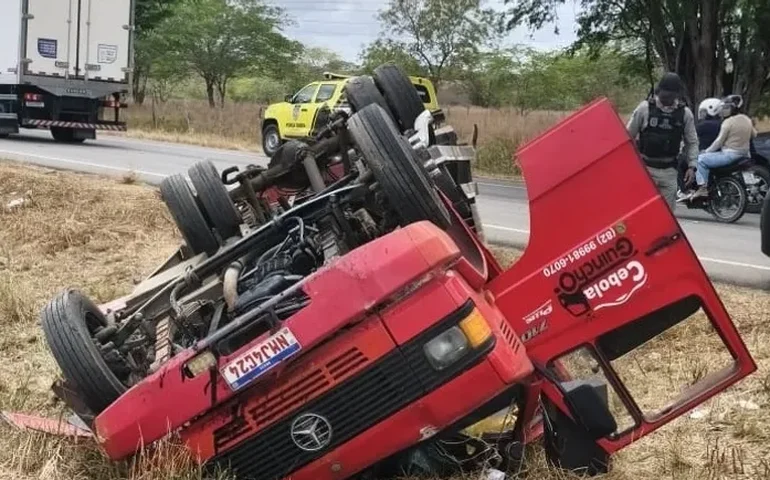 Motorista morre após caminhão capotar na AL-220, em trecho da zona rural de Batalha