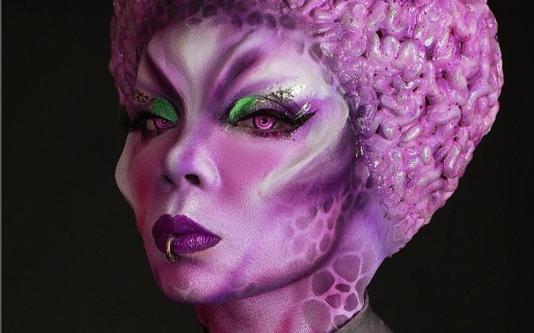 Destaque na fantasia do baile de Halloween, Thelma Assis mostra processo de caracterização: 'Três horas na expectativa'