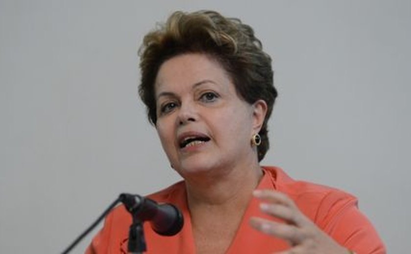 Dilma diz que quem discrimina o próximo por causa da pele é atrasado