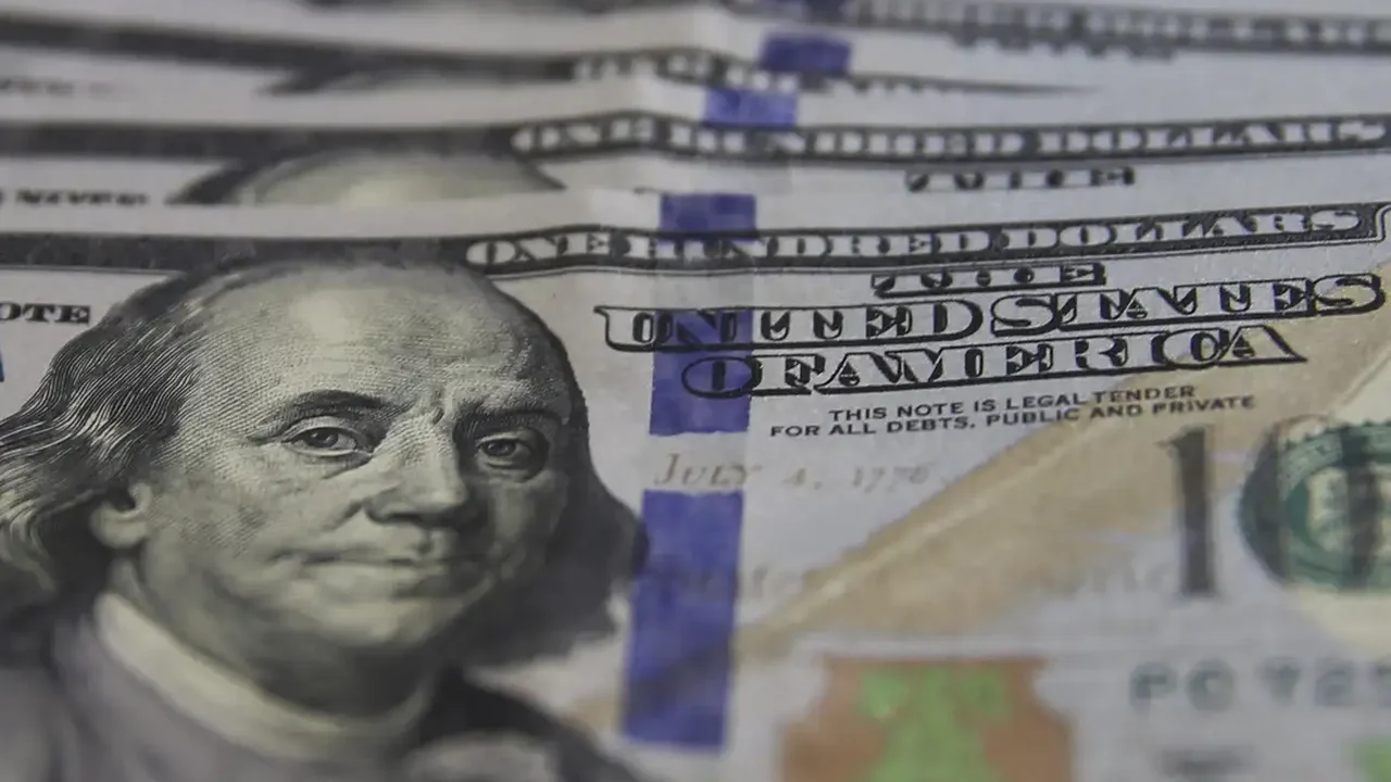 Dólar supera R$ 5,20, e bolsa cai com expectativa por juros nos EUA