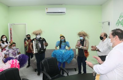 Arapiraca: Crianças da quadrilha junina Canarraiá levam mensagens de esperança no Centro Administrativo