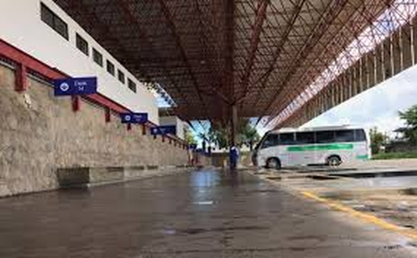 Homem é preso por associação ao tráfico durante abordagem a micro-ônibus em Maceió