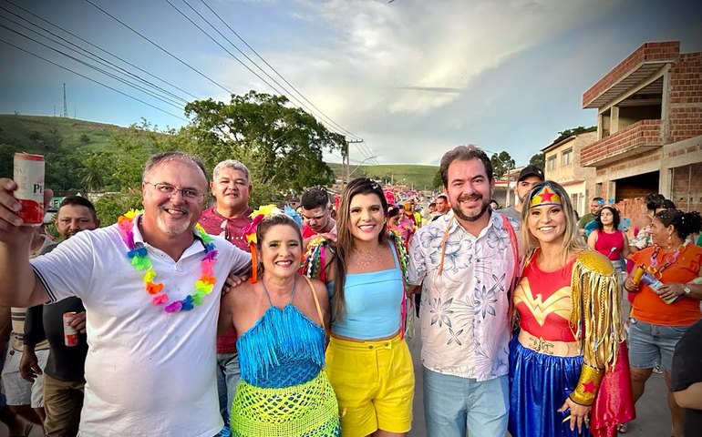 Comandado pela prefeita Marcela Gomes, bloco da Assistência Social arrasta foliões pelas ruas de Novo Lino