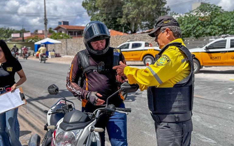 Blitz educativa da SMTT orienta motociclistas na Rua Benjamim Freire