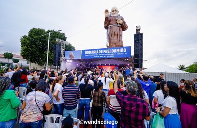 Distrito de Canafístula de Frei Damião celebra encerramento da romaria com show emocionante de padre Ezequiel