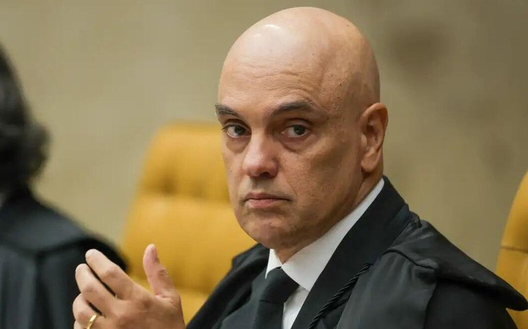 Moraes dá 24 horas para Bolsonaro explicar apreensão de arma registrada em seu nome
