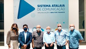 whats / Foto: Eles foram recebidos pelo empresário Walter Franco, pelo superintendente do Sistema Atalaia de Comunicação, Augusto Franco Neto, e pela porta-voz do grupo, Grace Franco
