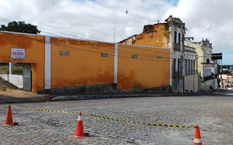 Risco de desabamento de imóvel gera interdição de via do Centro Histórico de Penedo