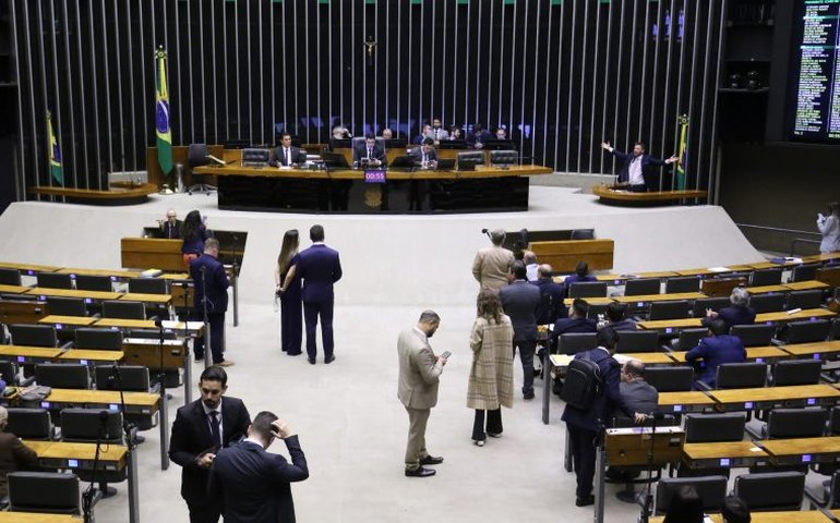 Relator do projeto que susta decreto do IOF publica parecer a favor da aprovação da derrubada